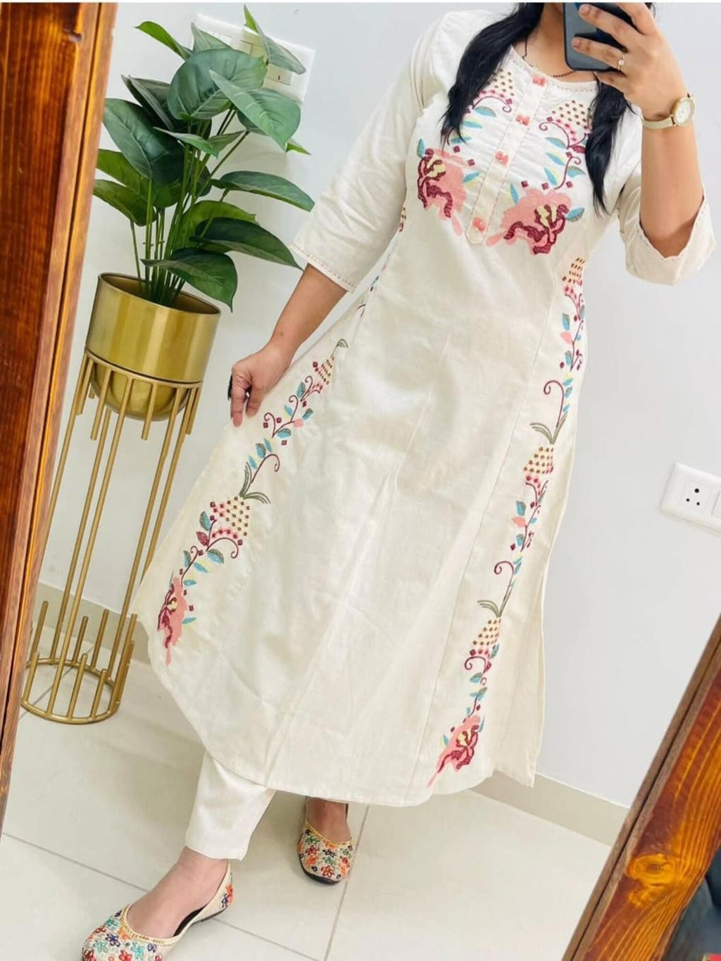 Taraash Off White Floral Cross Stich Embroidered Flex Cotton Kurta Set