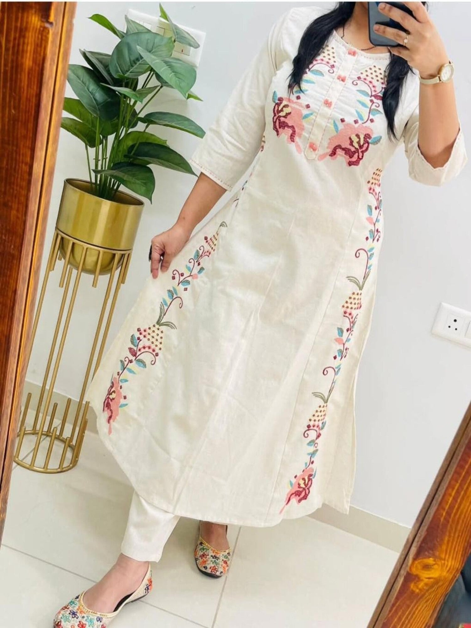 Taraash Off White Floral Cross Stich Embroidered Flex Cotton Kurta Set