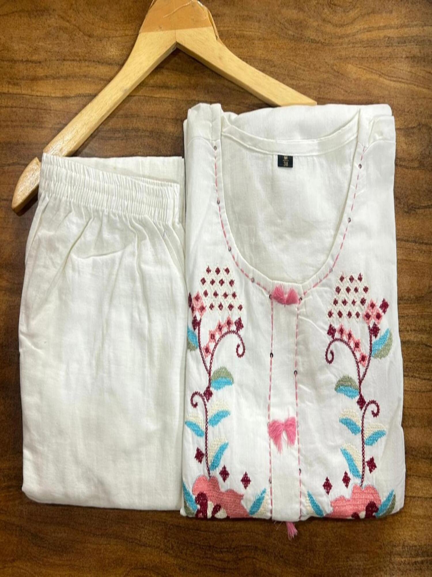 Taraash Off White Floral Cross Stich Embroidered Flex Cotton Kurta Set