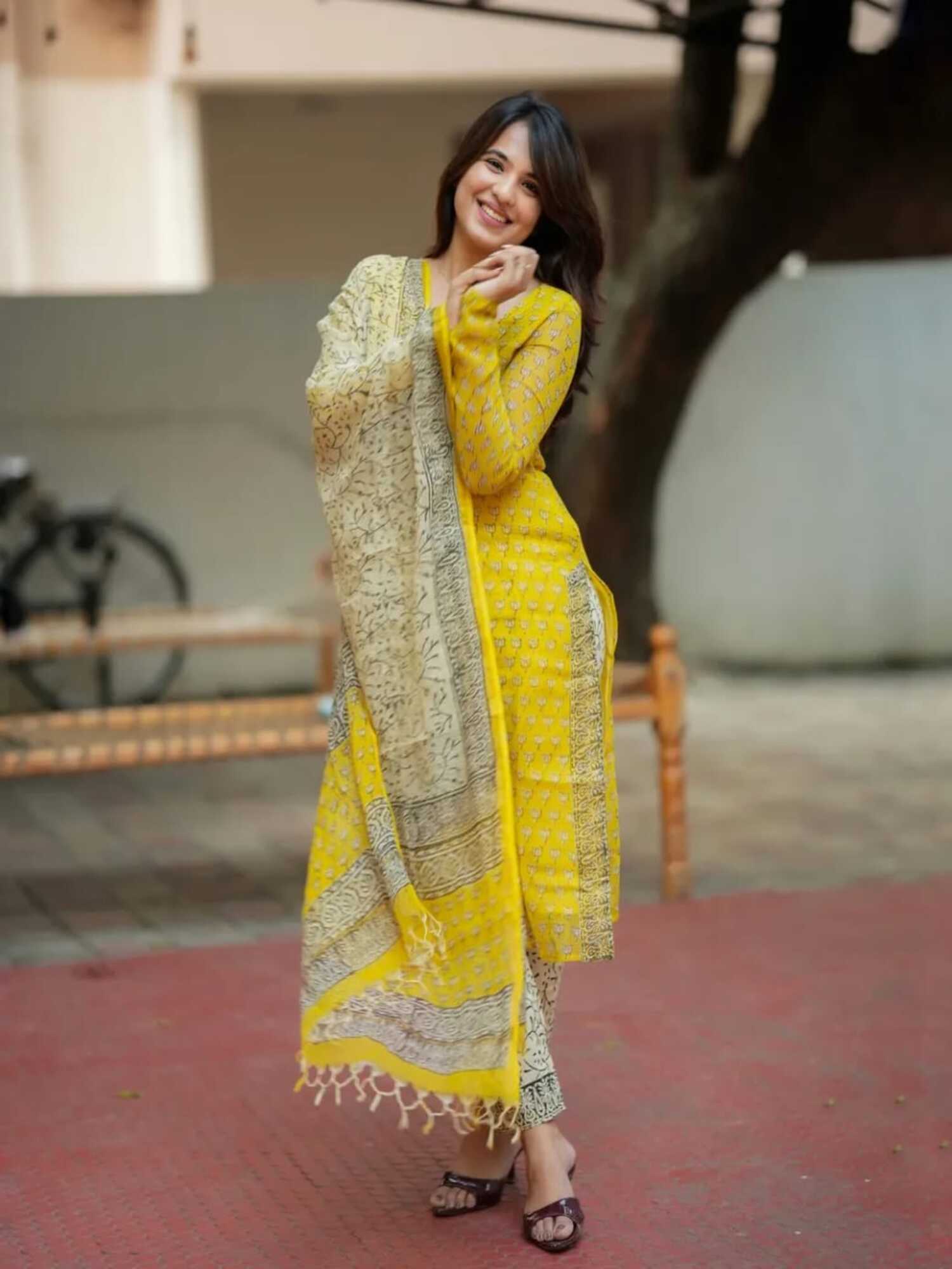 Taraash Sunehra Yellow Floral Printed Kota Doriya Cotton Suit Set