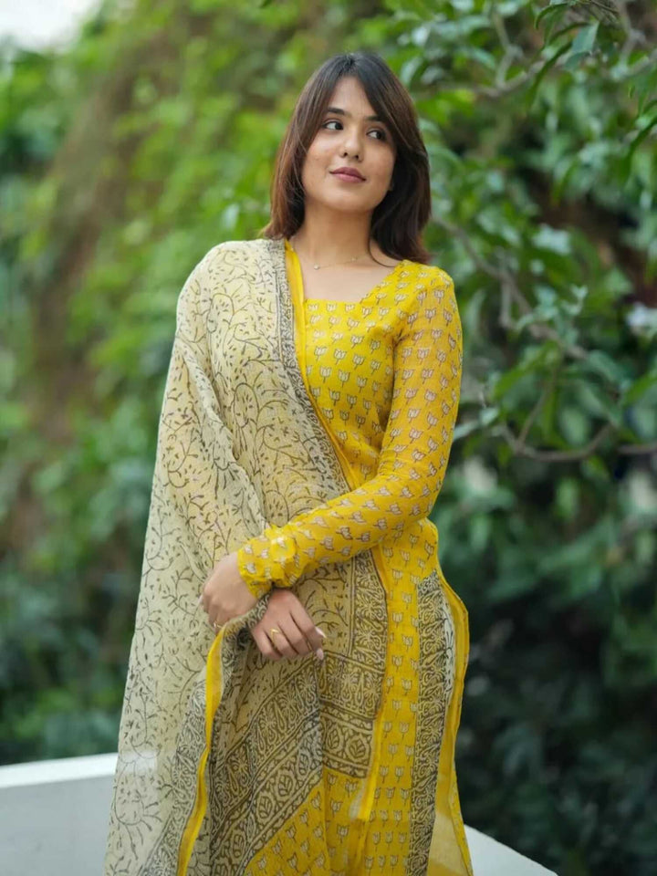 Taraash Sunehra Yellow Floral Printed Kota Doriya Cotton Suit Set