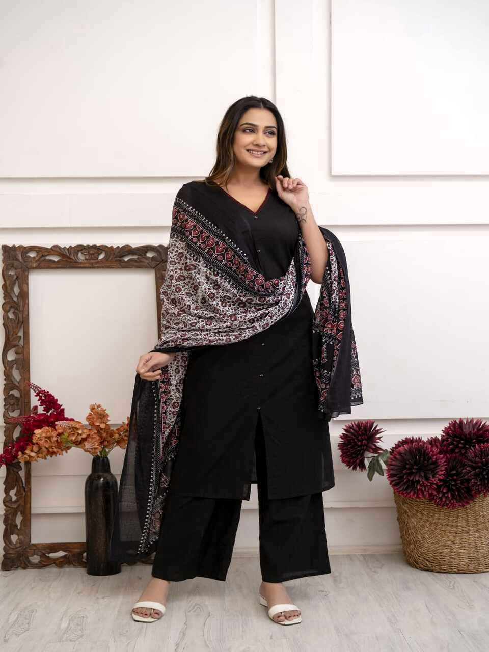 Taraash Black Kalamkari Embroidered Slub Cotton Suit Set Secondary image