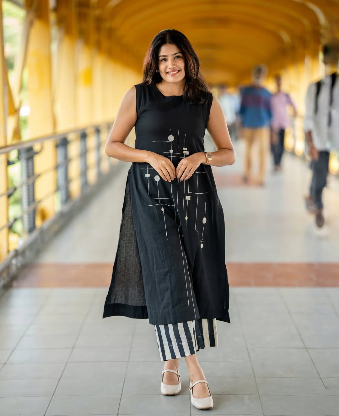 Taraash Black & White Geometric Printed Cotton Kurta Set Secondary image