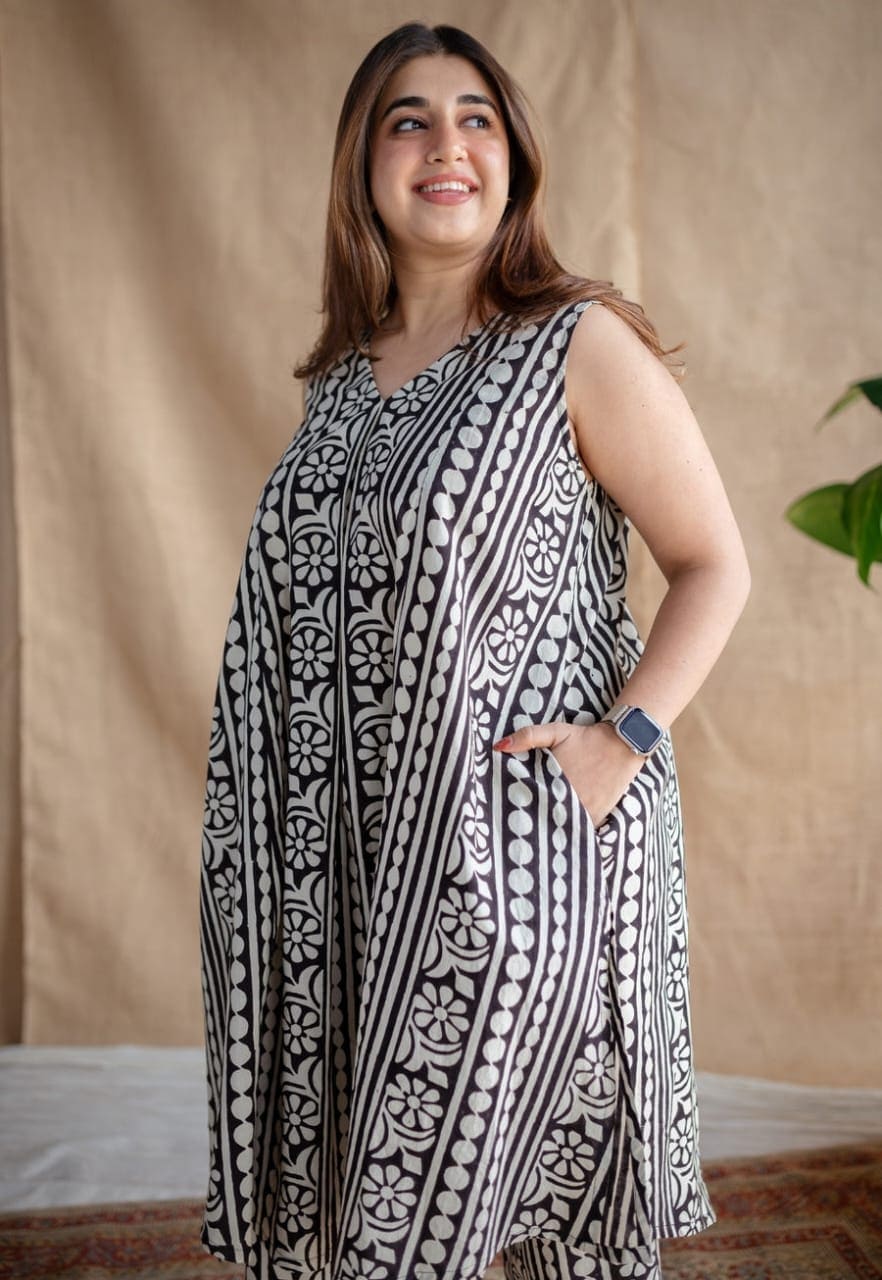 Taraash Black and White Floral Printed Cotton Co-ord Set Secondary image