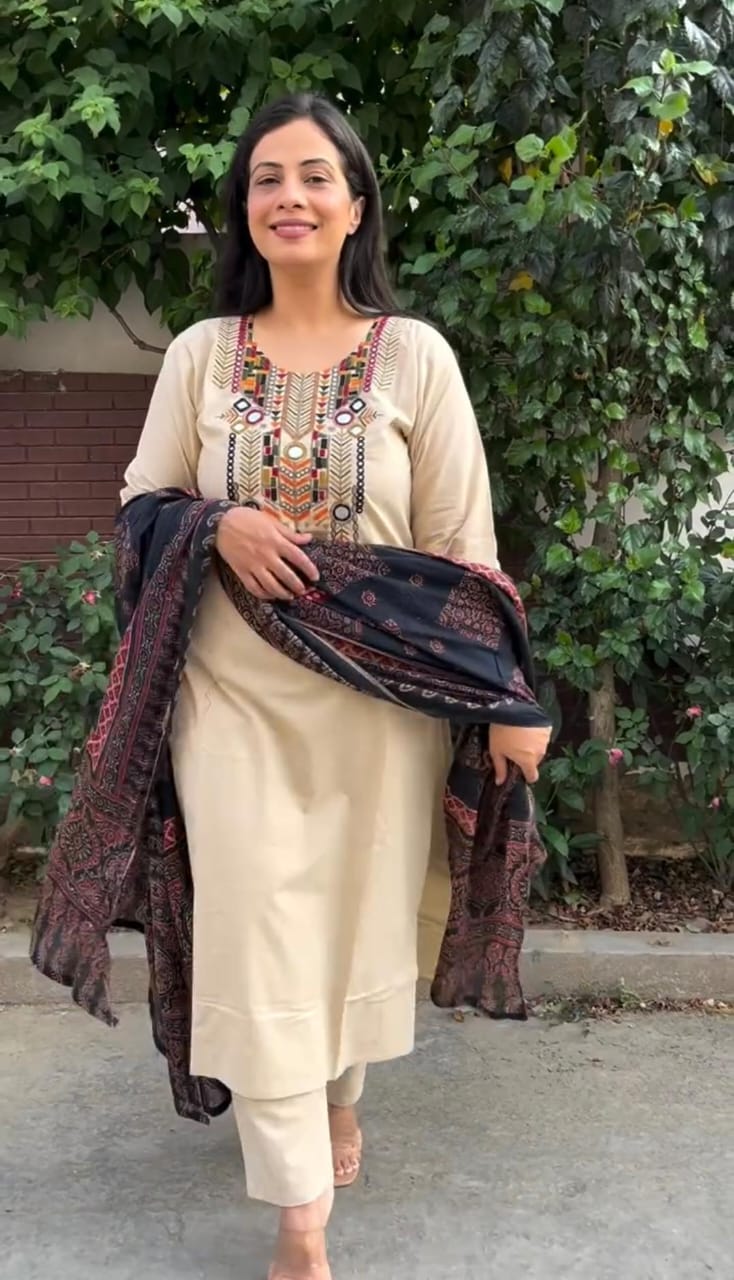 Taraash Cream Foil Mirror Work Embroidered Cotton Suit Set Secondary image