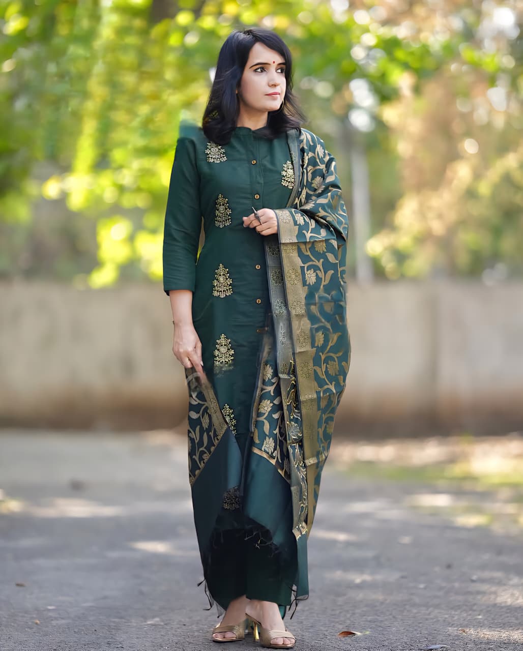 Taraash Green Floral Zari Work Cotton Suit Set Secondary image