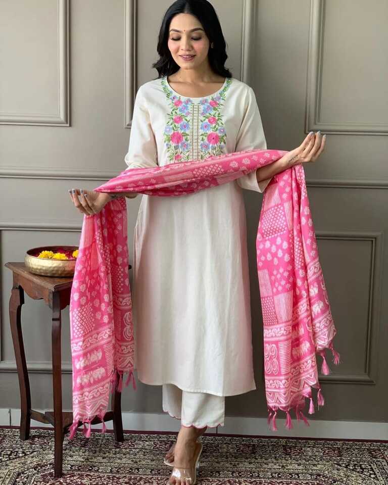 Taraash Off White & Pink Floral Handloom Embroidered Katha Cotton Suit Set Secondary image