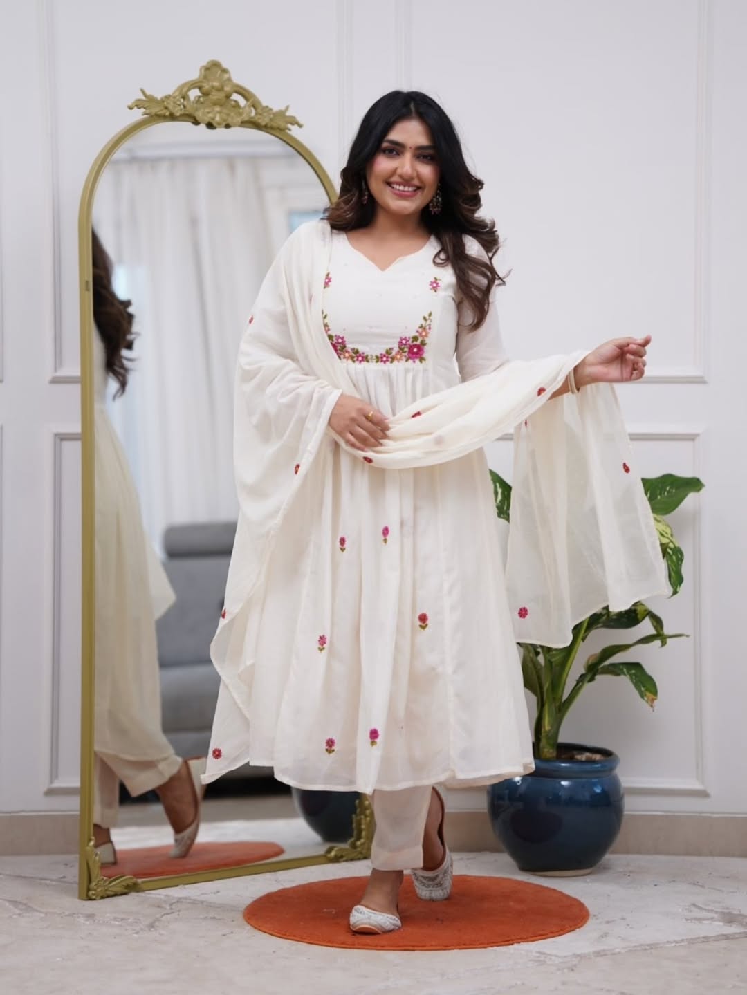 Taraash White Floral Embroidered Cotton Suit Set Secondary image