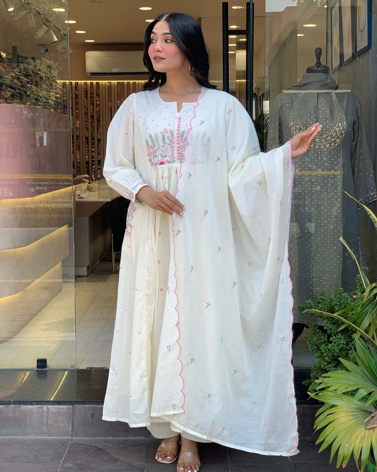 Taraash White Floral Embroidered Cotton Suit Set Secondary image