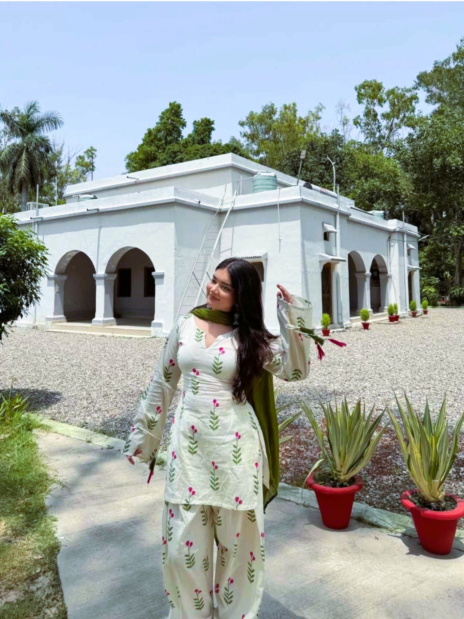 Taraash White & Pink Floral Buds Cotton Farshi Salwar Suit Set with Green Dupatta Secondary image