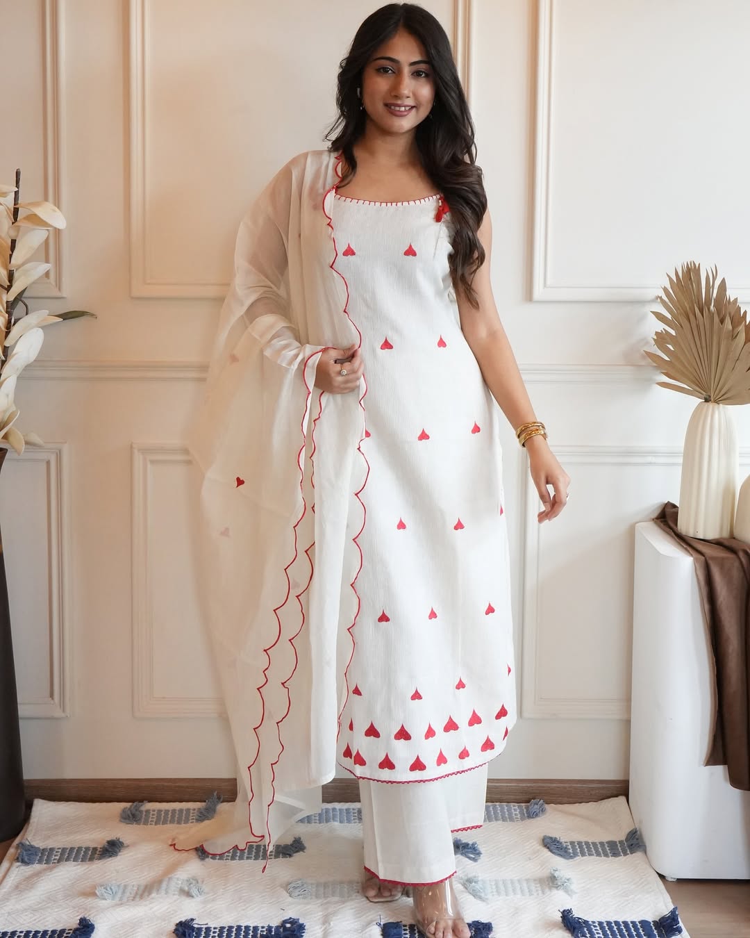 White Heart Embroidered Slub Cotton Suit Set Secondary image